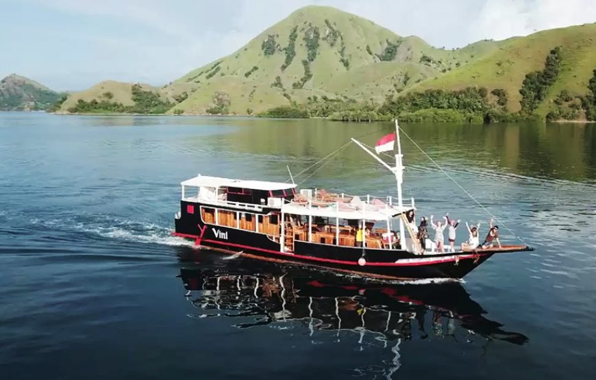 5. REGULAR BOAT 1 – KOMODO LIVEABOARD