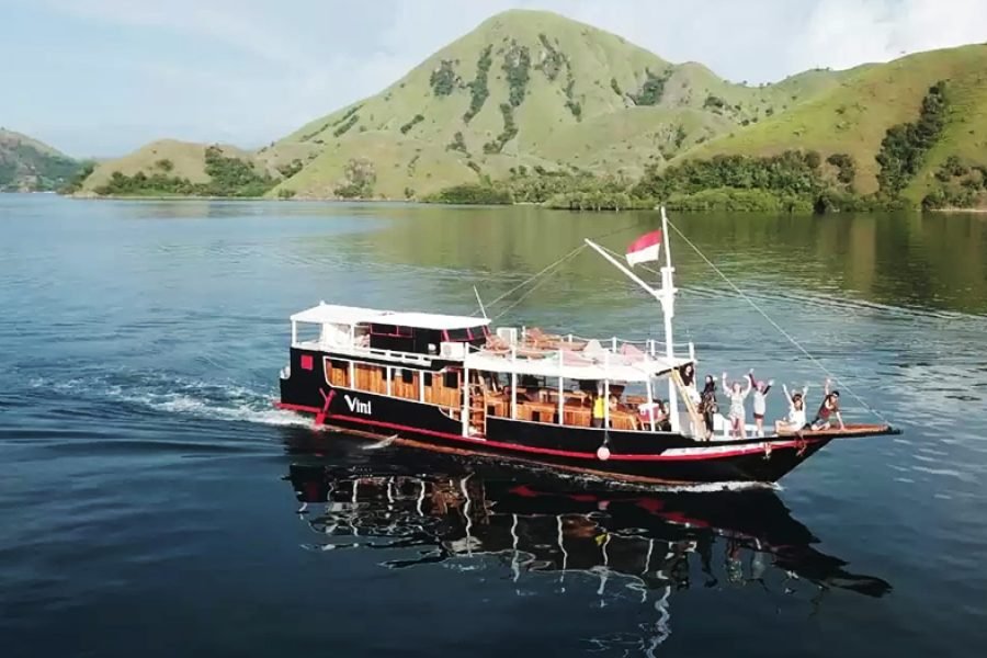 14. REGULAR BOAT 1 – KOMODO LIVEABOARD