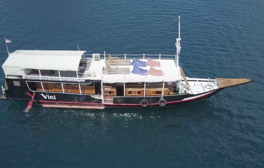 5. REGULAR BOAT 1 – KOMODO LIVEABOARD