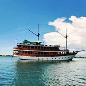 Boat to Sumbawa whale Shark
