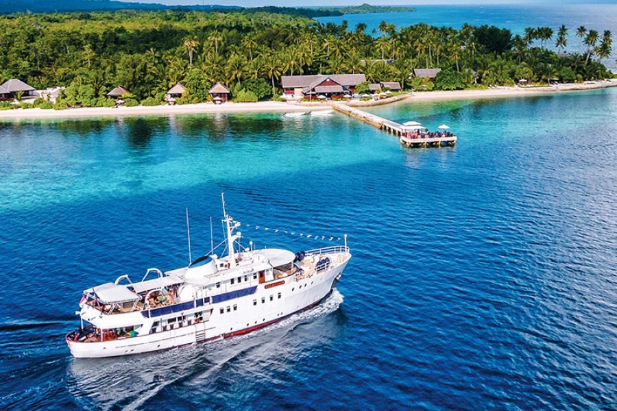 Luxury Wakatobi Liveaboard Voyages – Exclusive Snorkeling & Diving Cruises in Indonesia