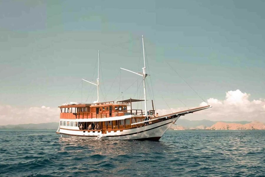 MEDIUM PHINISI 6 – KOMODO LIVEABOARD, FROM BALI