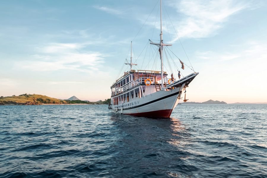 MEDIUM PHINISI 1 – KOMODO LIVEABOARD, FROM BALI