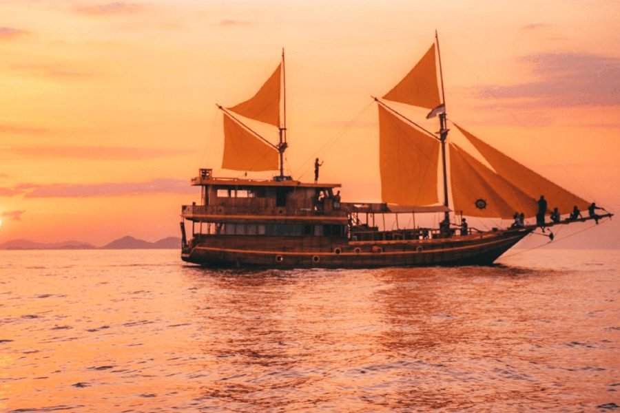 LUXURY PHINISI 6 – KOMODO LIVEABOARD, FROM BALI