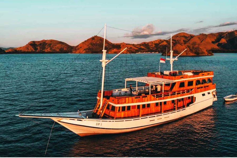 MEDIUM PHINISI 2 – KOMODO LIVEABOARD, FROM BALI