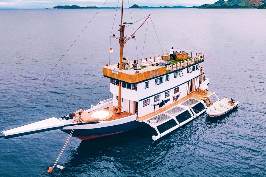 LUXURY PHINISI 10 – KOMODO LIVEABOARD,FROM BALI